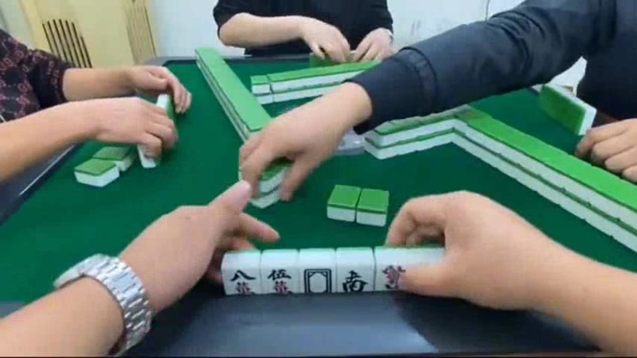 麻将鬼手,注意他的手势,十赌九骗