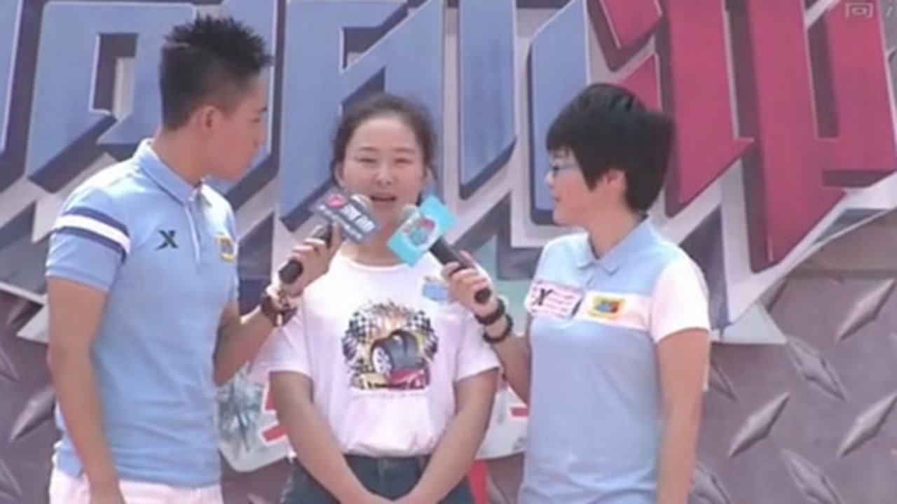 美女老师穿短裤冲关,身材修长,猛地一跳没眼看丨男生