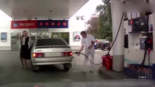 女司机加油站奇葩一幕 匪夷所思