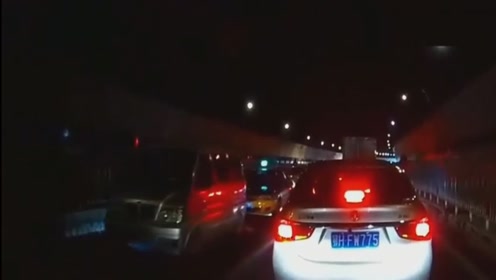 隧道里严重堵车,视频司机刚停下来,后车却没能刹住
