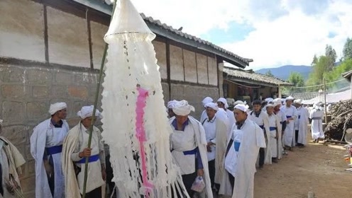 土豪给父亲出殡,送到墓地的每人发300元,排队的现场是