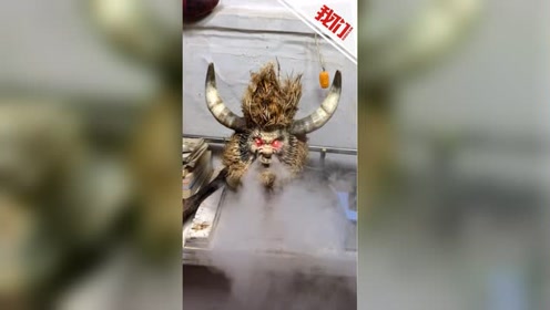 95后小伙10年与树根为伴:用竹根雕出逼真牛魔王 眼睛发光鼻子喷雾