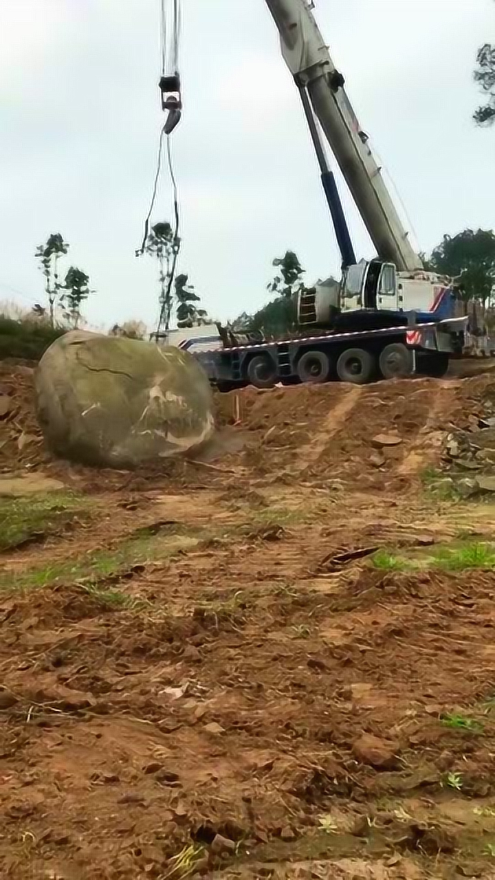 工地搬石头,把挖掘机的钢丝绳都拽断了,猜猜这石头有多重