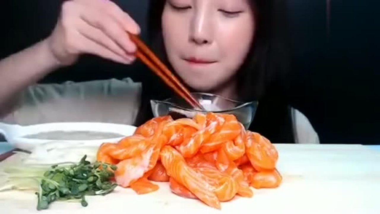 美女直播吃三文鱼生鱼片这咀嚼音真是太赞了