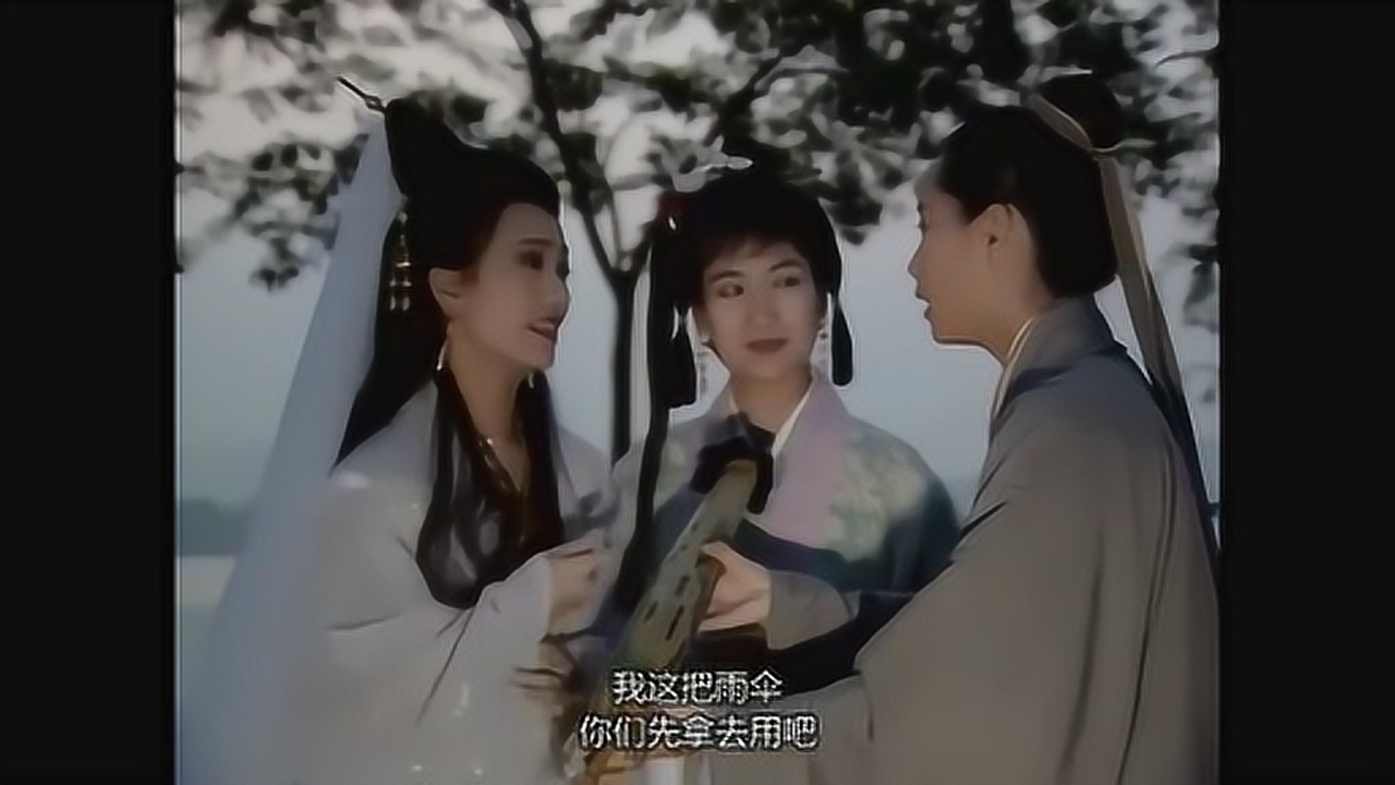 白素贞与许仙相遇后互生爱慕,在众人劝说下主动去找白素贞