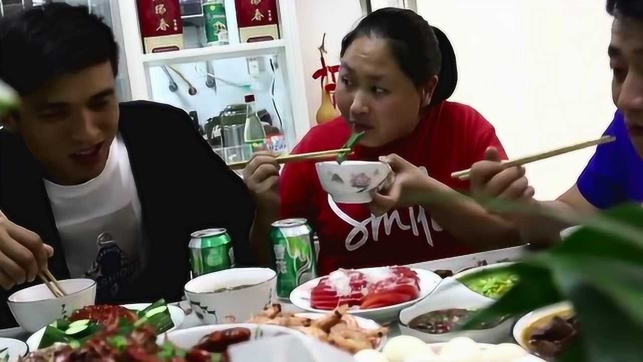 胖妹小两口上表哥家蹭饭!10个拿手菜端上桌,胖妹现场"招亲"