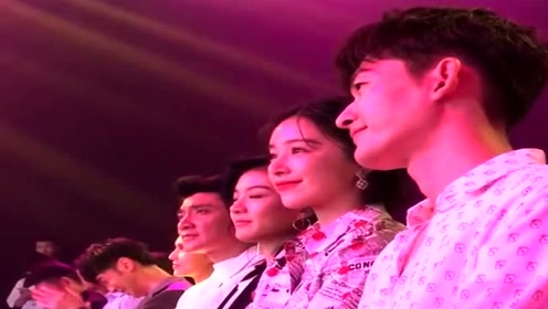 张翰对阚清子的这个搂肩杀,我承认我酸了,阚清子的裙子成亮点!