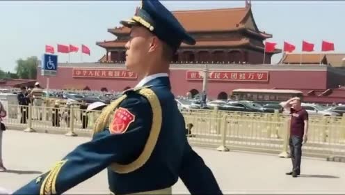 天安门广场上的武警和国旗卫士,个个走路昂首挺胸,气宇轩昂!