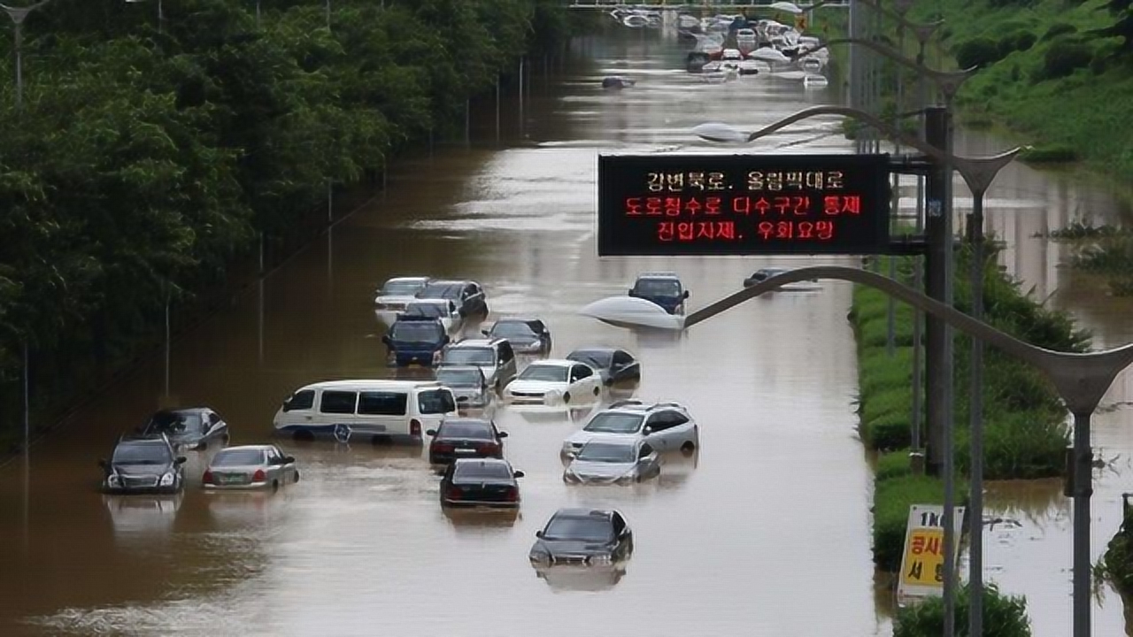 韩国遭持续暴雨袭击!女子开车坠河,惊险时分被救援!