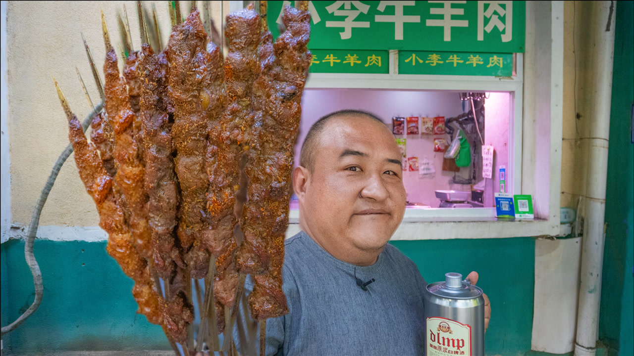 一串8元!北京最小烤串店,只卖4种串,只能在路边蹲着吃!