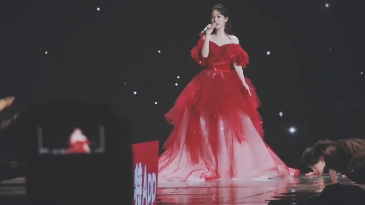 直拍杨紫在跨年晚会演唱《温蒂公主的侍卫》舞台现场focus