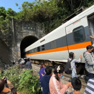 台铁列车发生脱轨事故