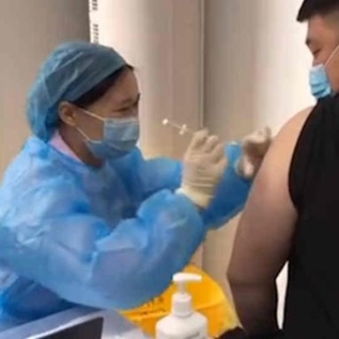 男子接种疫苗打针的竟是老婆