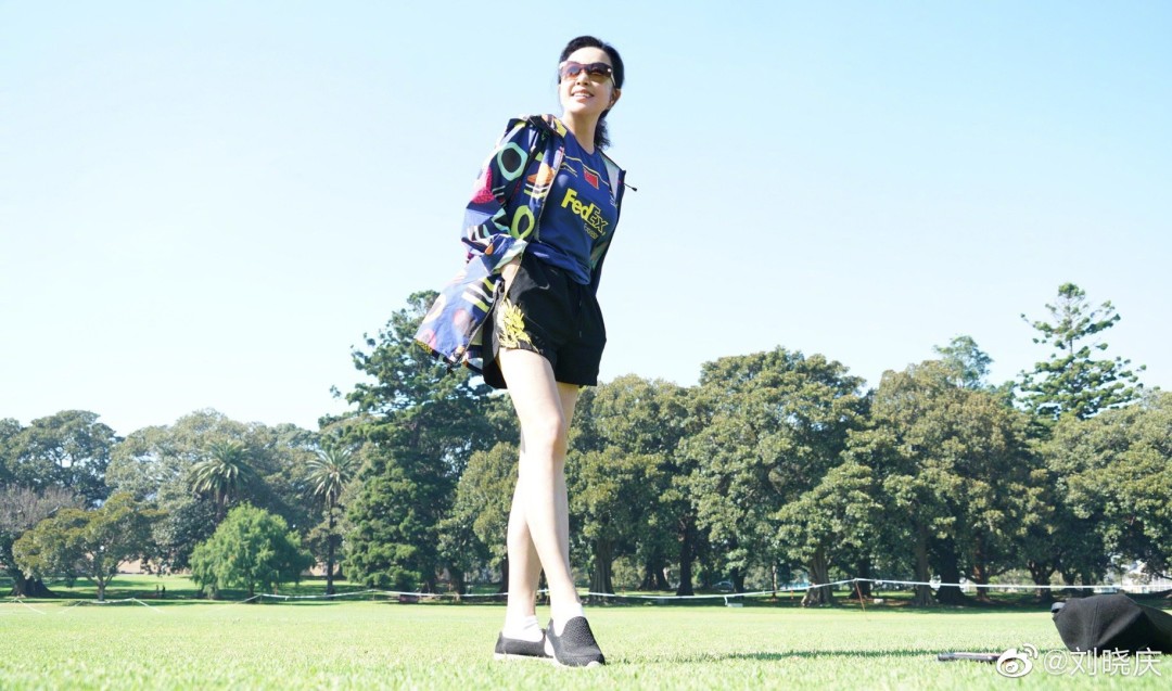 一个人在野外腿受伤 刮着风猜成语