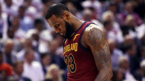 死神降维43分摧毁骑士主场 勇士110-102逆转夺赛点