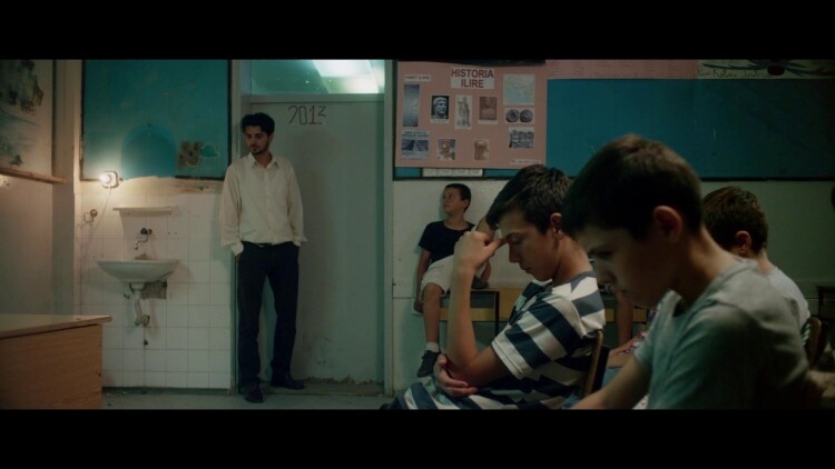 使用中继器或扩展器：提升信号覆盖范围