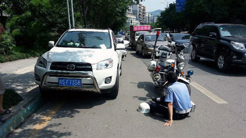 女子开车遇检查怒撞交警 领导请客敛财被停职