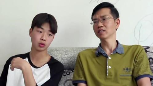 曹高歌和爸爸采集蜂蜜任务失败被罚打扫牛圈