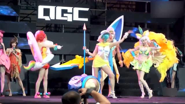 王者荣耀CosPlay背着棒棒糖的小乔萌萌哒，钟无艳最惊艳！免费观看