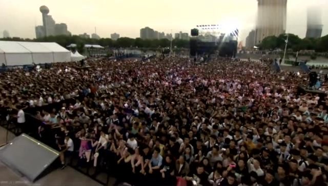 斗鱼直播节：冯提莫出场有多火爆，主持人：请保持秩序，求求你们了！免费观看