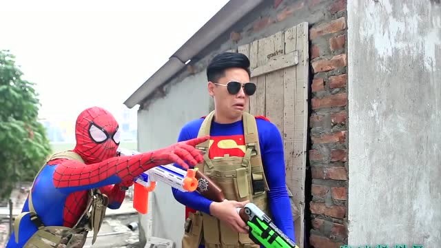 绝地求生：真人恶搞版，平民家里大批怪物出现，2名男子成功消灭免费观看