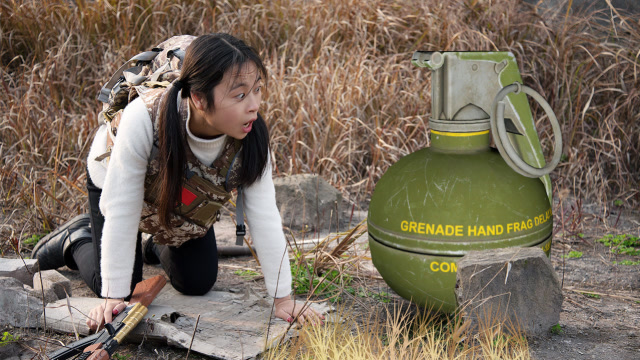 绝地求生真人版：妹子双排吃鸡埋伏山顶，却被新手队友扔手雷炸死免费观看