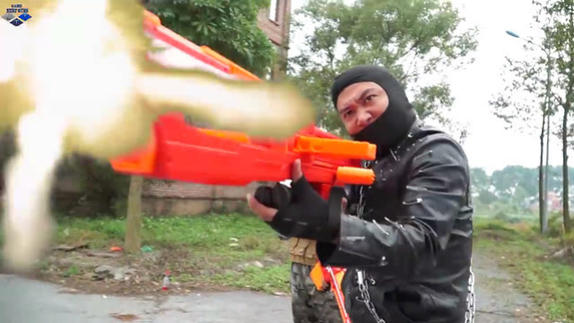 CS扮演游戏：蒙面人躲过手下的武器，直接开枪向男主射击！免费观看