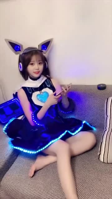 美女打扮的好漂亮呀，她在干什么呢免费观看