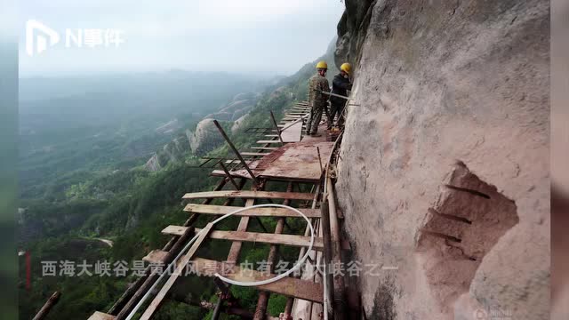黃山棧道擠滿遊客,腳底萬丈深淵?景區:慢慢走不危險