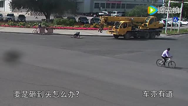 騎車女子被吊車上的鉤子給錘了 (174播放)