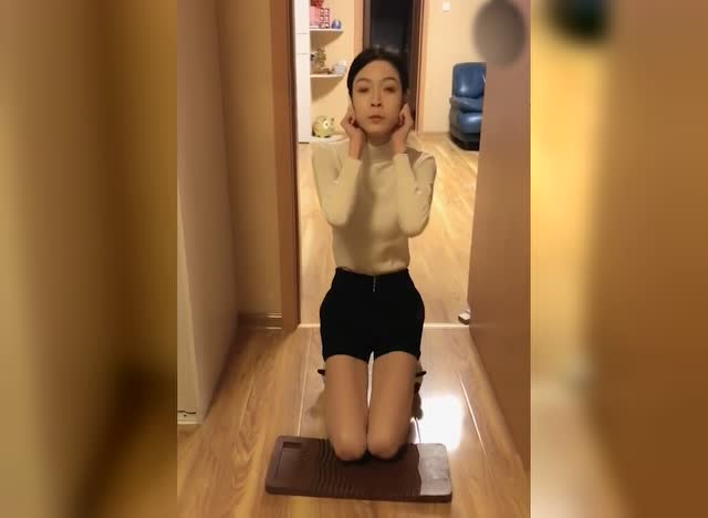 妹子不小心犯错主动跪搓衣板