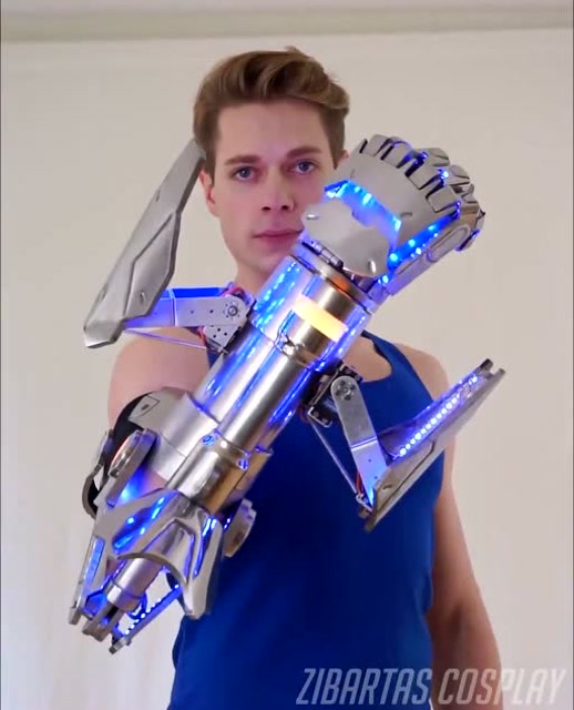 这《守望先锋》末日铁拳COS太炫酷了 外国小伙的究极COS道具免费观看