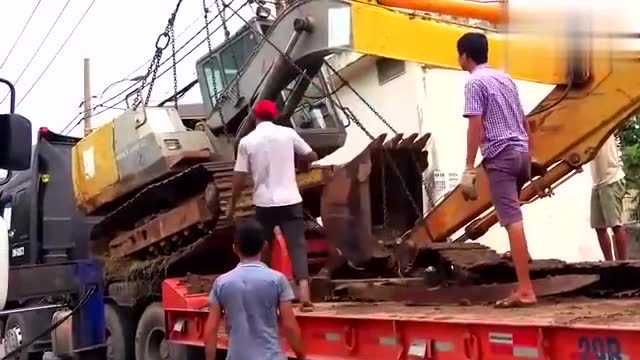 挖掘機出了事故，看完才知道請來吊車幫忙都夠嗆 (179播放)