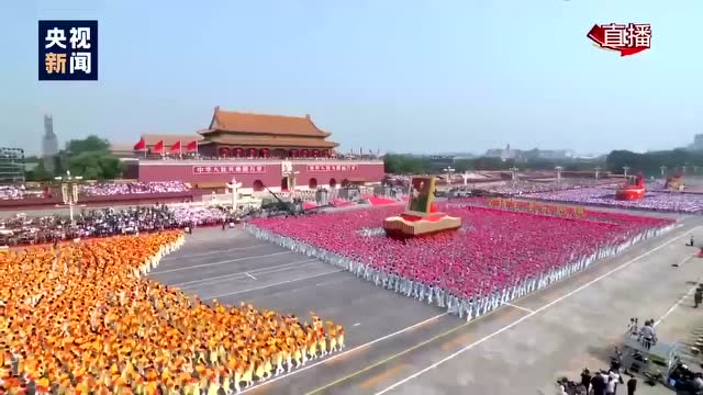 簇擁着毛澤東同志巨幅畫像的“建國偉業”方陣