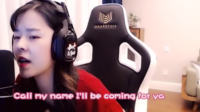 绝地求生：惊了！沫子歌唱居然有点好听了？很迷幻！搞科技了吧！免费观看