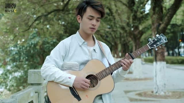 小哥哥弹唱《椿》，如春风般温柔，让人沉醉~