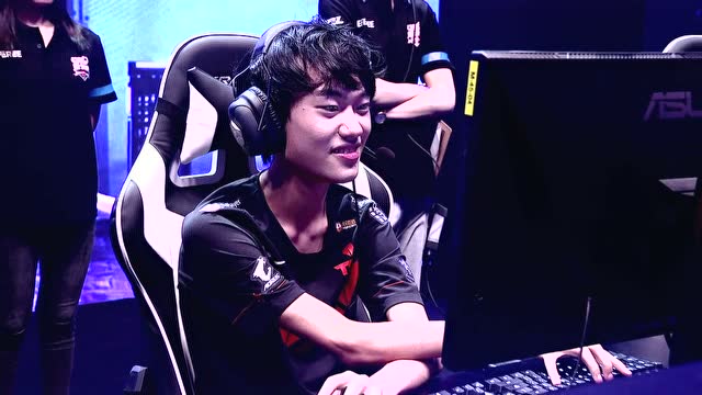 全明星：Knight发条反杀XiaoHu大头免费观看