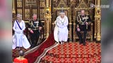  89岁英女王头顶两斤重皇冠 发表演讲贵气十足
