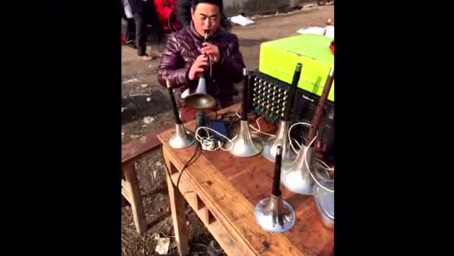 农村办白事,大叔吹唢呐一曲《敢问路在何方》太好听!