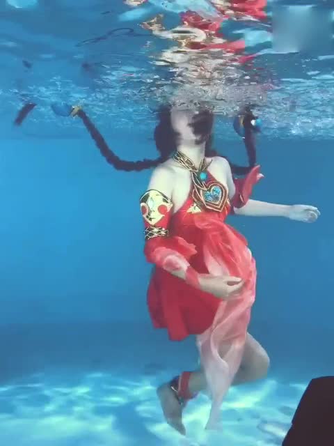 王者荣耀cosplay：水下艺术照原来是这么拍的，看着好辛苦免费观看