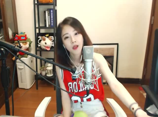 斗鱼一姐冯提莫直播唱歌：你就不要想起我免费观看