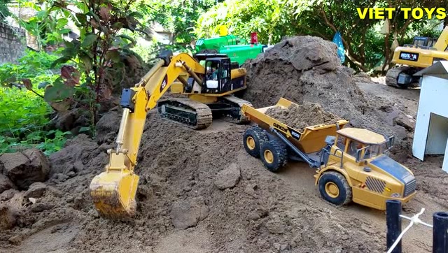 儿童趣味玩具小汽车：玩具小汽车遇到事故了，大吊车过来帮忙 (134播放)