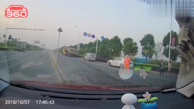 事故现场，搅拌车车头被撞惨烈，吊车都动用了 (167播放)