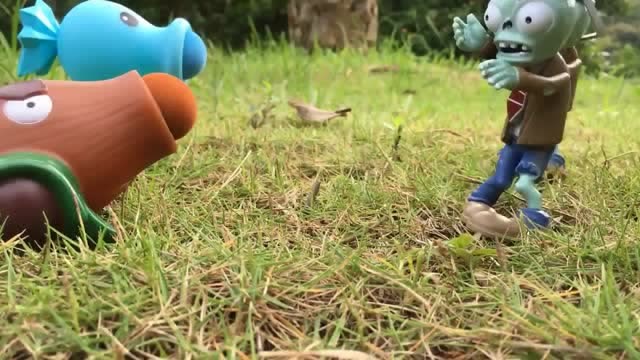 PVZ 寒冰射手和椰子加农炮大战花园中的僵尸免费观看