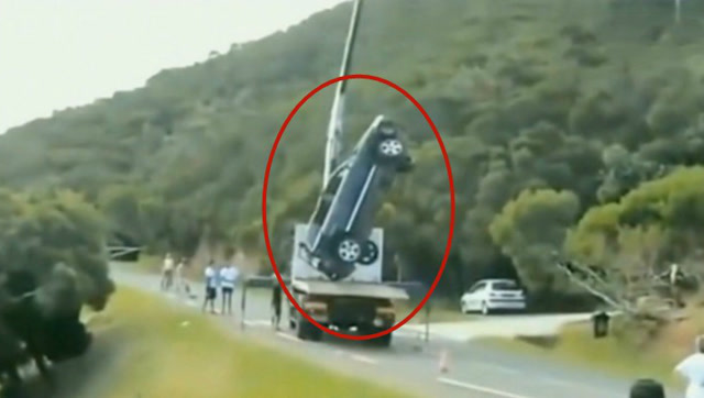 吊車剛吊起事故車，就發現不簡單，下一秒果真出事了 (175播放)