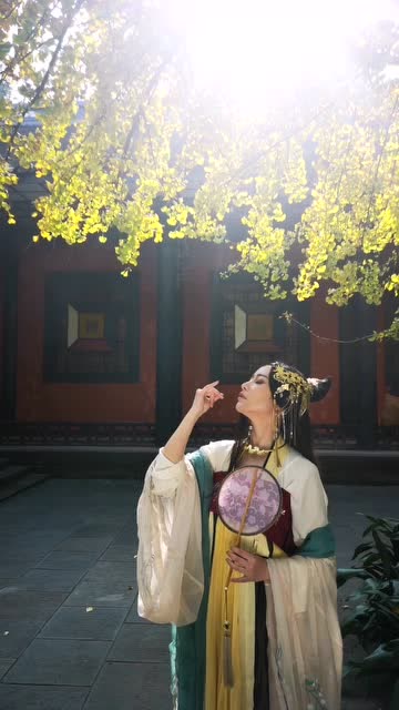 剑网3-藏剑汉服。你可愿与我共赏这秋色？免费观看