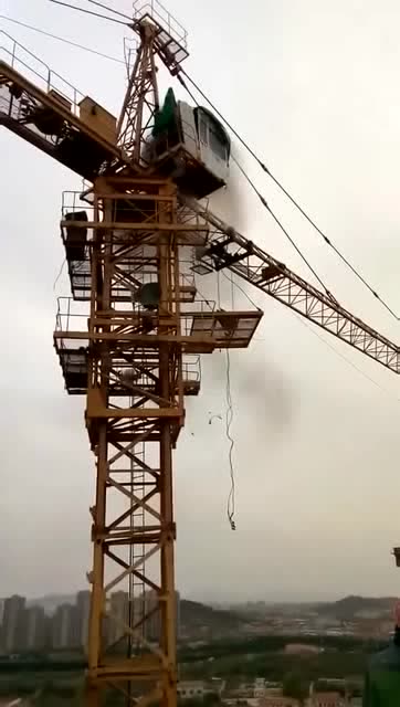 吊車突發事故，老司機的一個舉動，化解了這場災難！ (218播放)