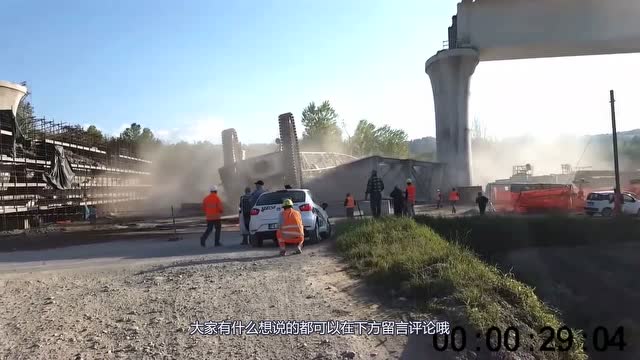 大型橋梁安裝，吊車發生意外事故，工地老板當場崩潰了！ (123播放)