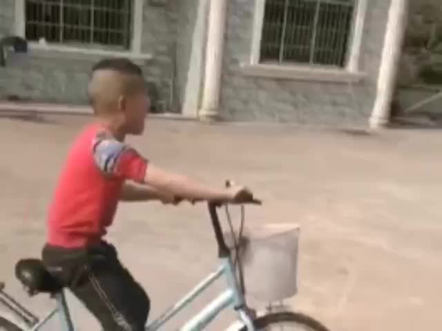 兒子學會了騎自行車但不會停,哭了兩小時了