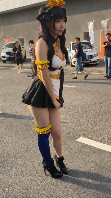 后面大叔终于还是忍不住拿手机出来拍了，好开心的样子！免费观看